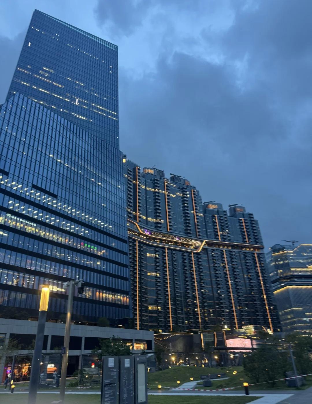 突发！启德天玺天旁一女子坠楼身亡，警方介入
啟德有人墮樓身亡。今日（15日）傍晚