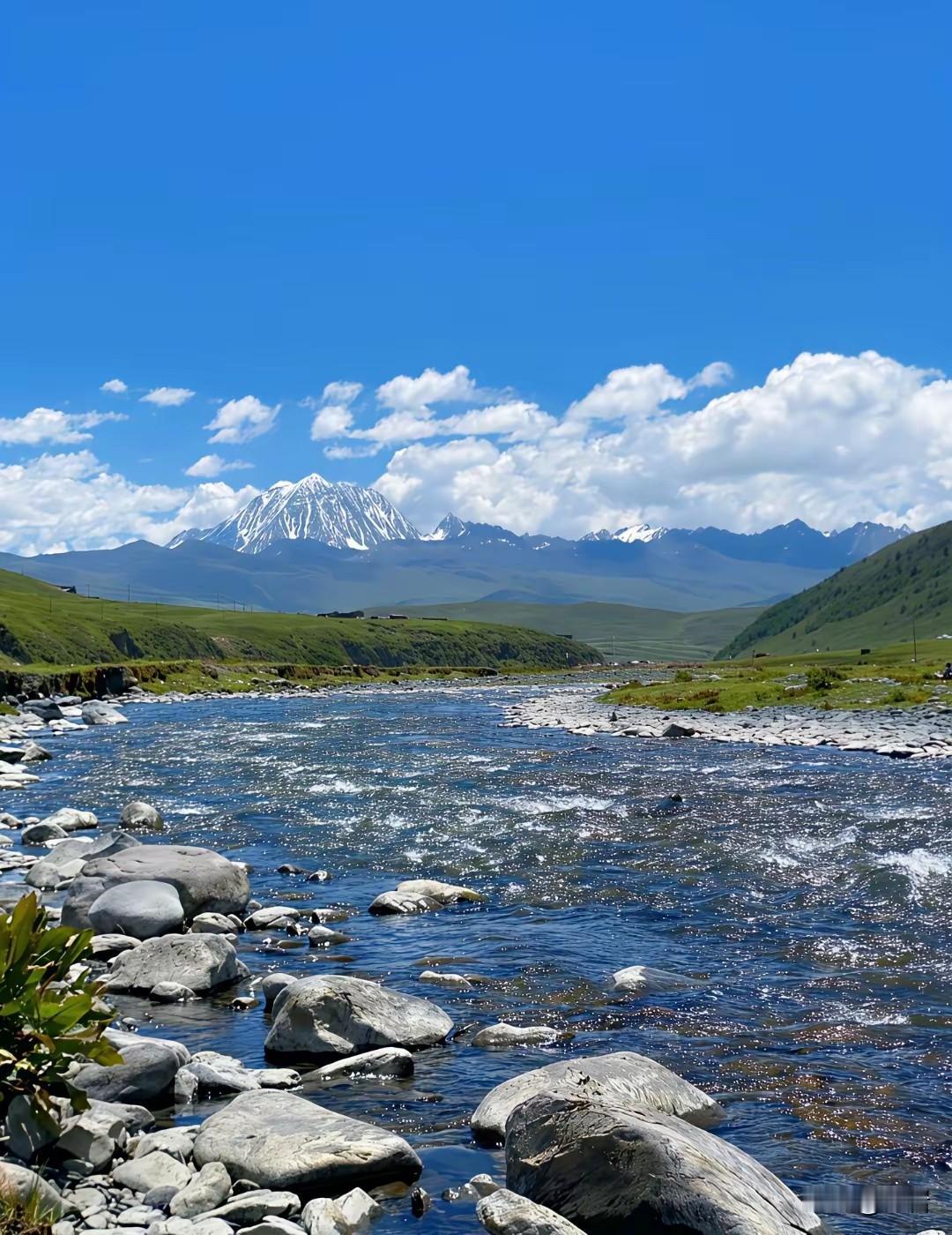 厨房5秒小技巧，干净又省心
 
一、灶台油污一擦就净
 
- 趁灶台还有点余温，