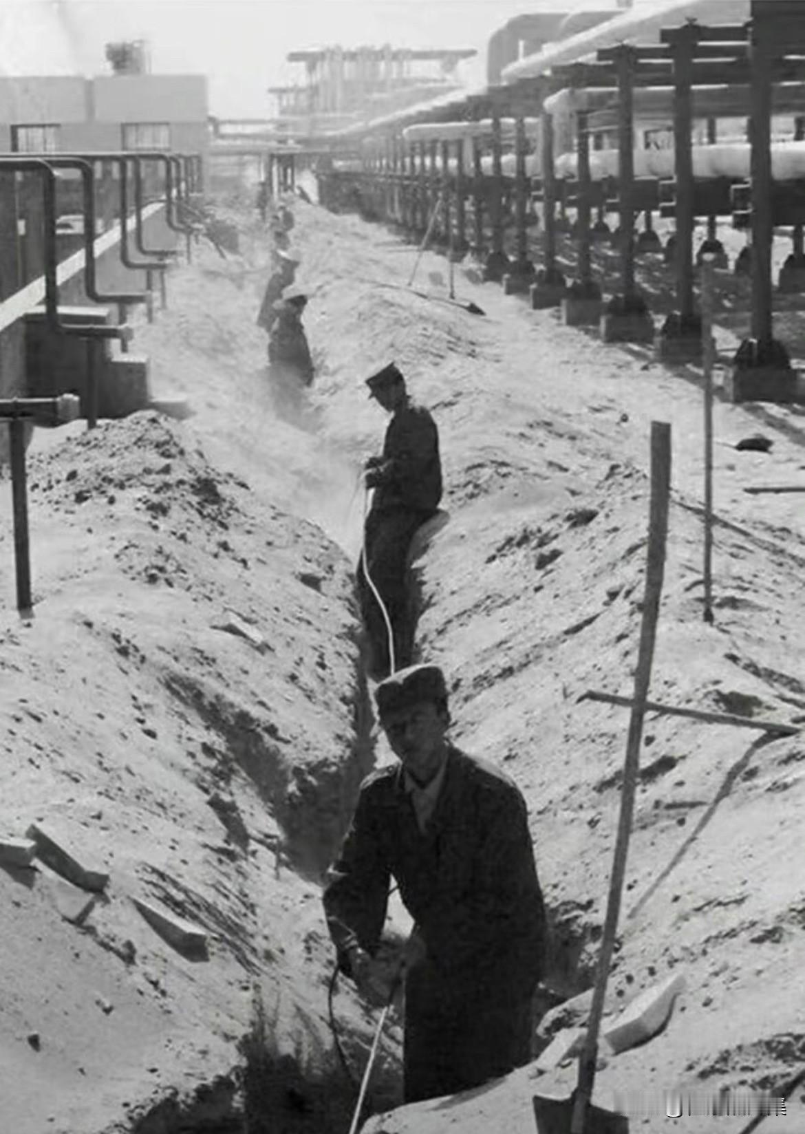 530工程的两张老照片，致敬。格拉输油管线工程（格尔木—拉萨），是周恩来总理五月