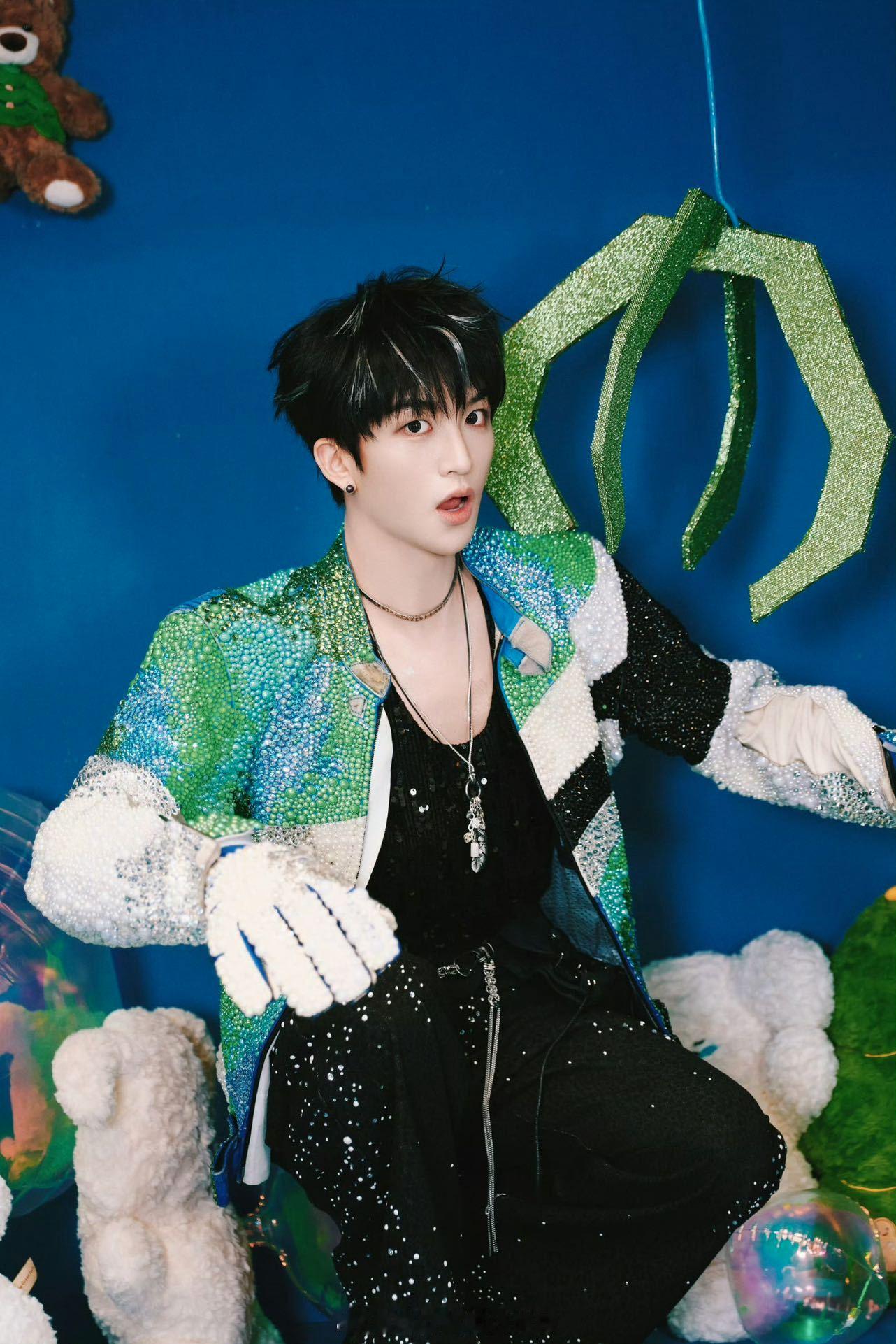 黄子弘凡水晶赛车服 黄子弘凡长沙收官站竟然穿了Kevin Germanier 2