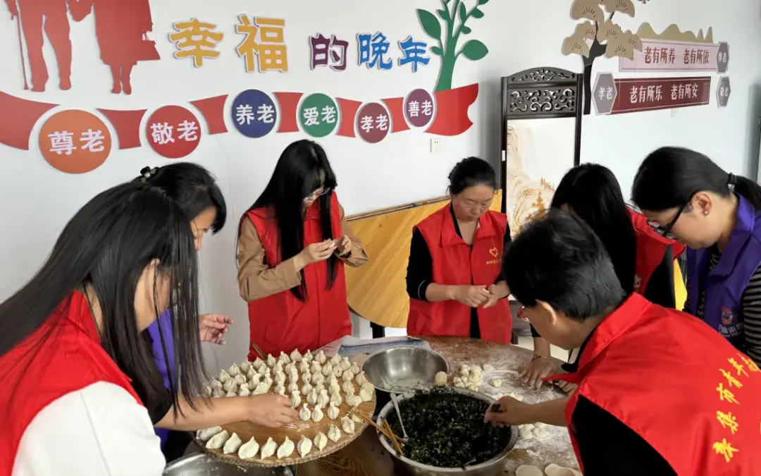 村里人的生命力肉眼可见 他们的坚强都藏在日常细碎里。春耕秋收，守着一方小院，能吃