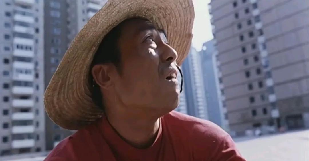 小区来了收废品的小贩，大声吆喝着，收苹果手机了，收苹果耳机了，收苹果旧电脑了，换