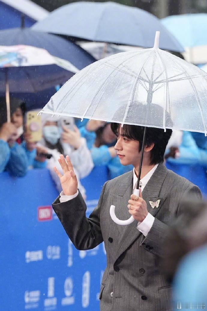 贺峻霖王祖蓝北影节开场rap贺峻霖在台上的状态很真实，略带紧张的模样格外可爱，念