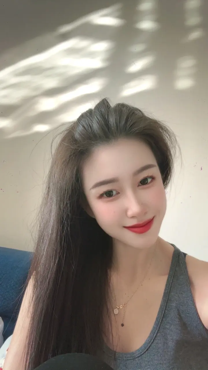 生活渐渐的磨去了棱角，岁月沉淀了冷暖自知，我们都成了有心事不能分享的成年人 ..