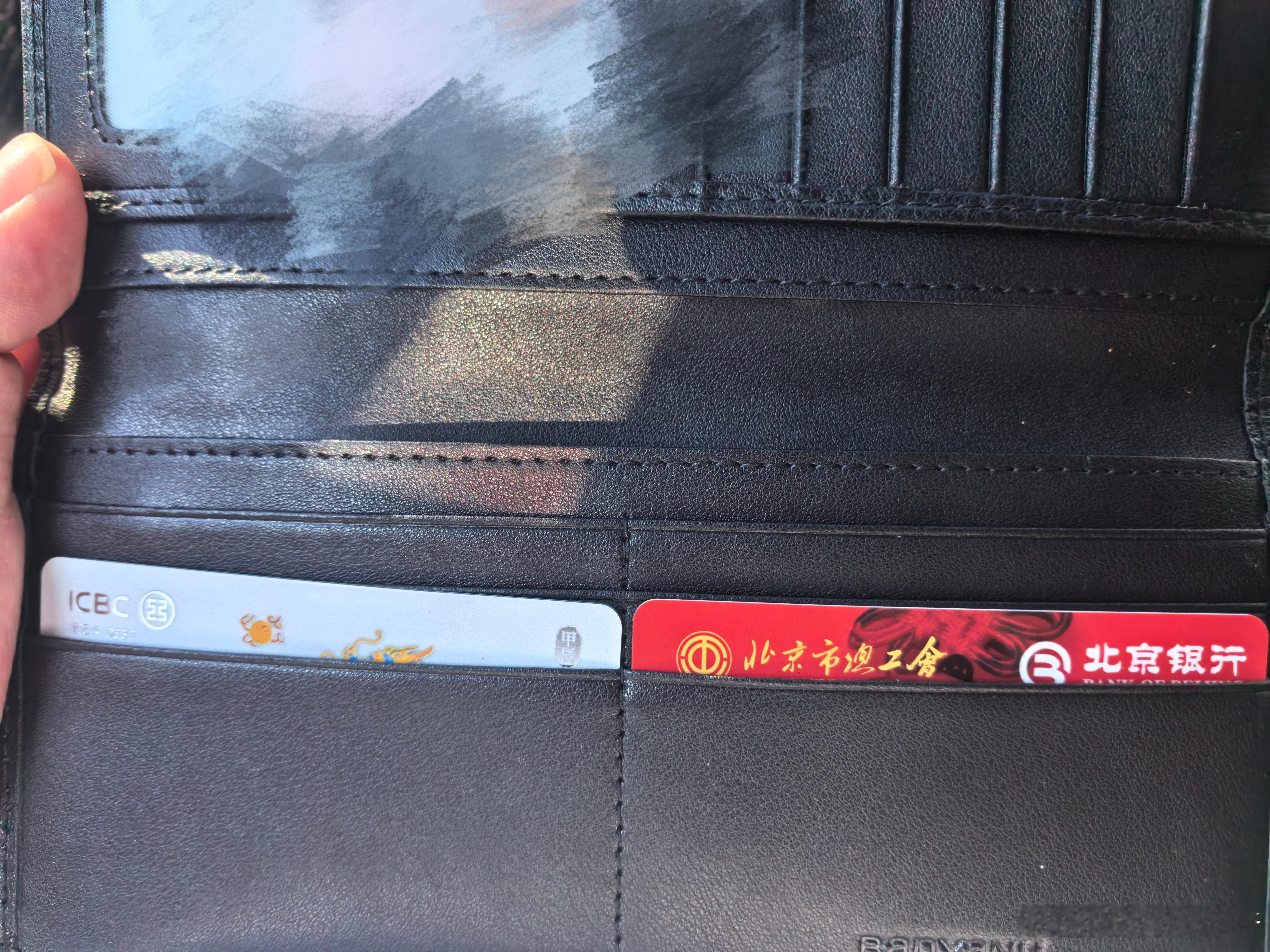 闲着没事翻开钱包看了下，常用的3张卡全部都过期了，有的过期2-3年了。今天花了一