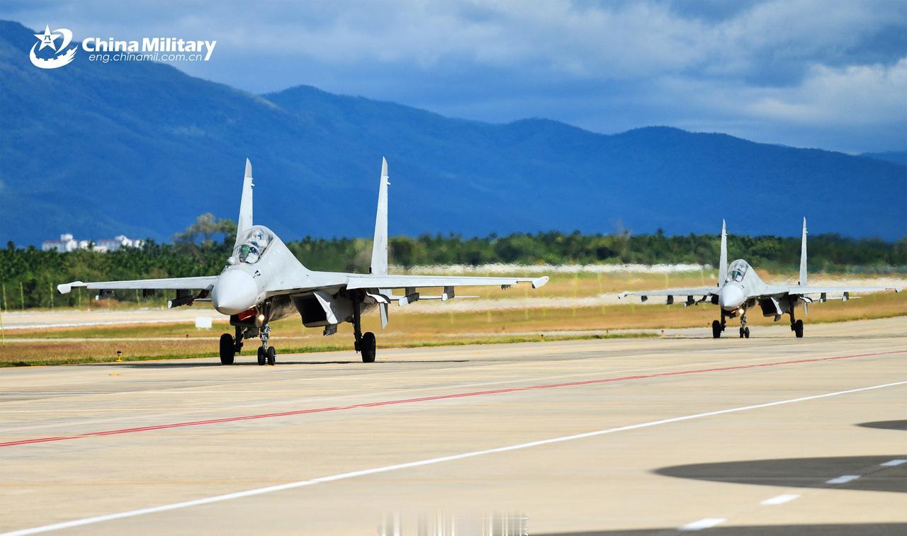 日前，北部战区空军组织歼16进行飞行训练，高清大图看歼16滑行起飞。 ​​​