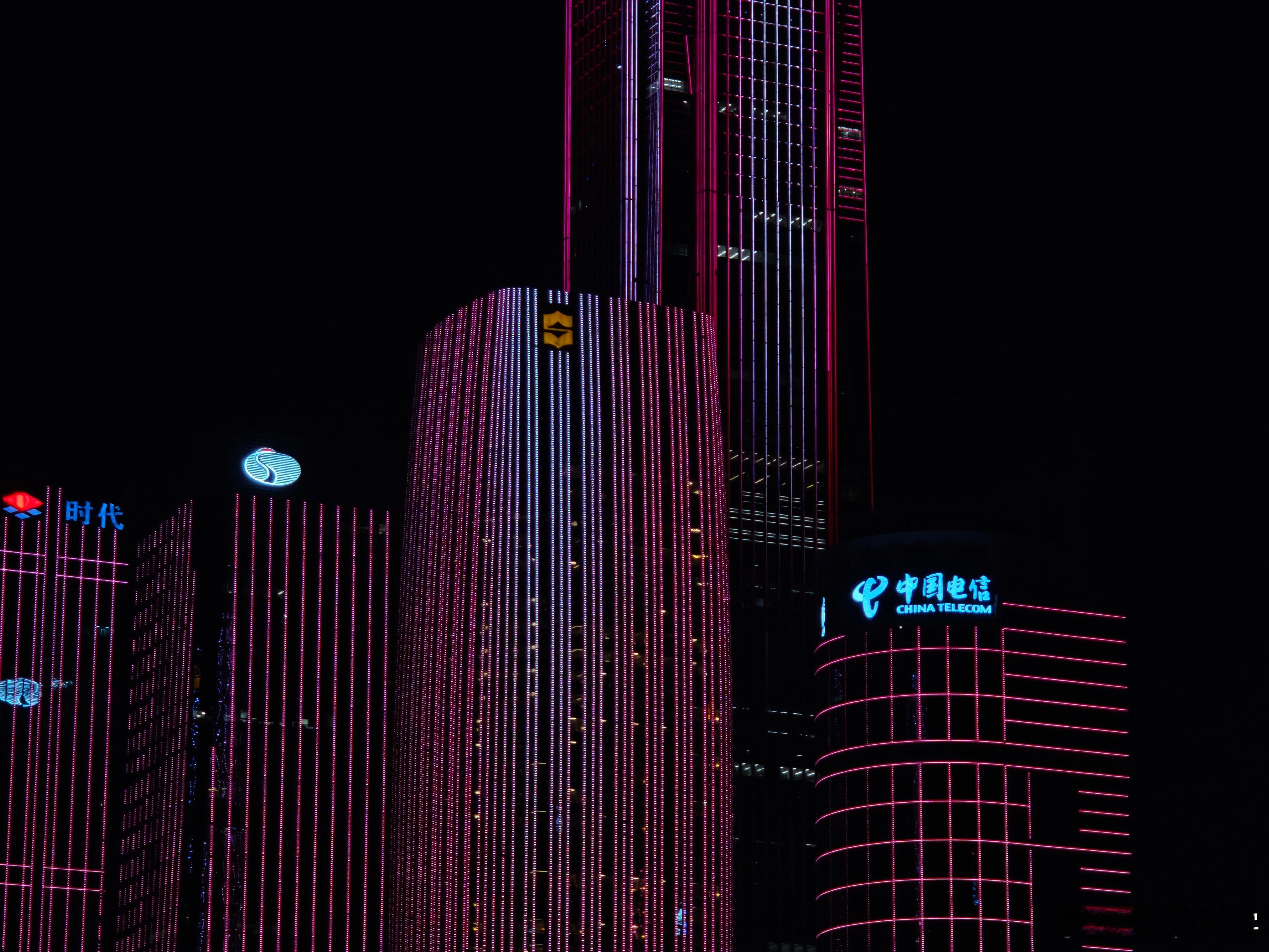 我突然想起来，白天的时候，这些楼里进进出出的都是上班的人。他们刷卡、等电梯、开电