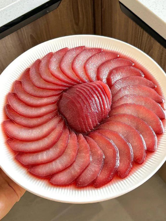 中秋佳节饭桌上的一道美味又高颜值的菜肴，红酒炖雪梨#中秋吃出仪式感# #中秋节前