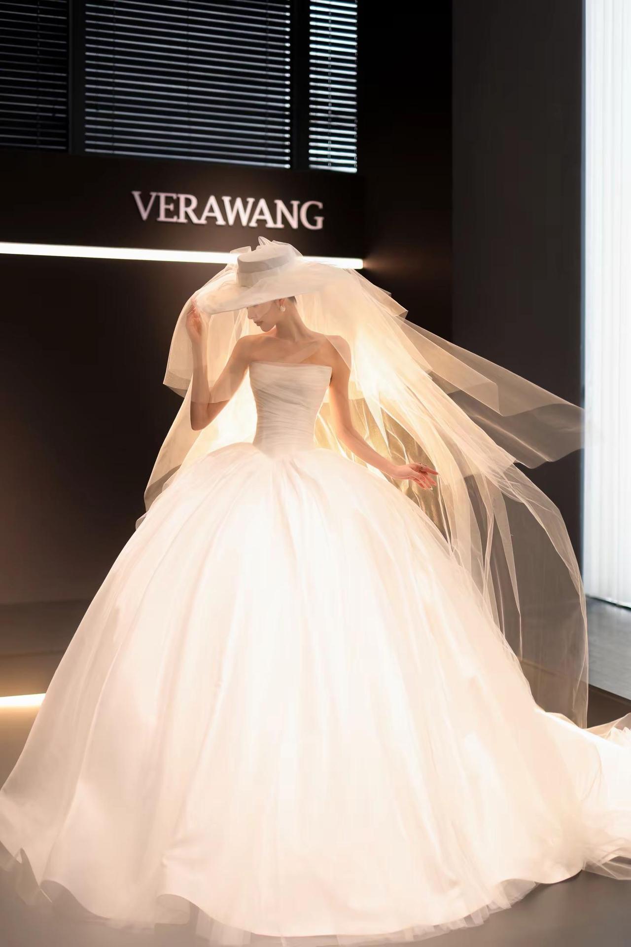 去爱让你感受到平静和幸福的东西Dress by—DENISE微光轻透的纱面覆叠在