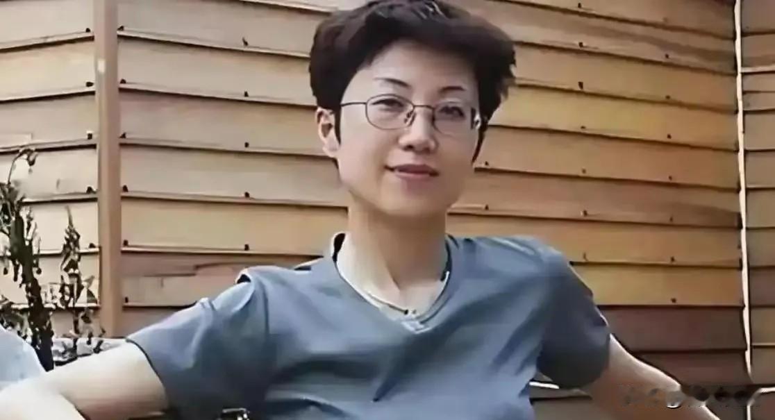 她持美国绿卡带着丈夫和5岁儿子回国探亲，返程在北京首都机场准备离境时，被国家安全