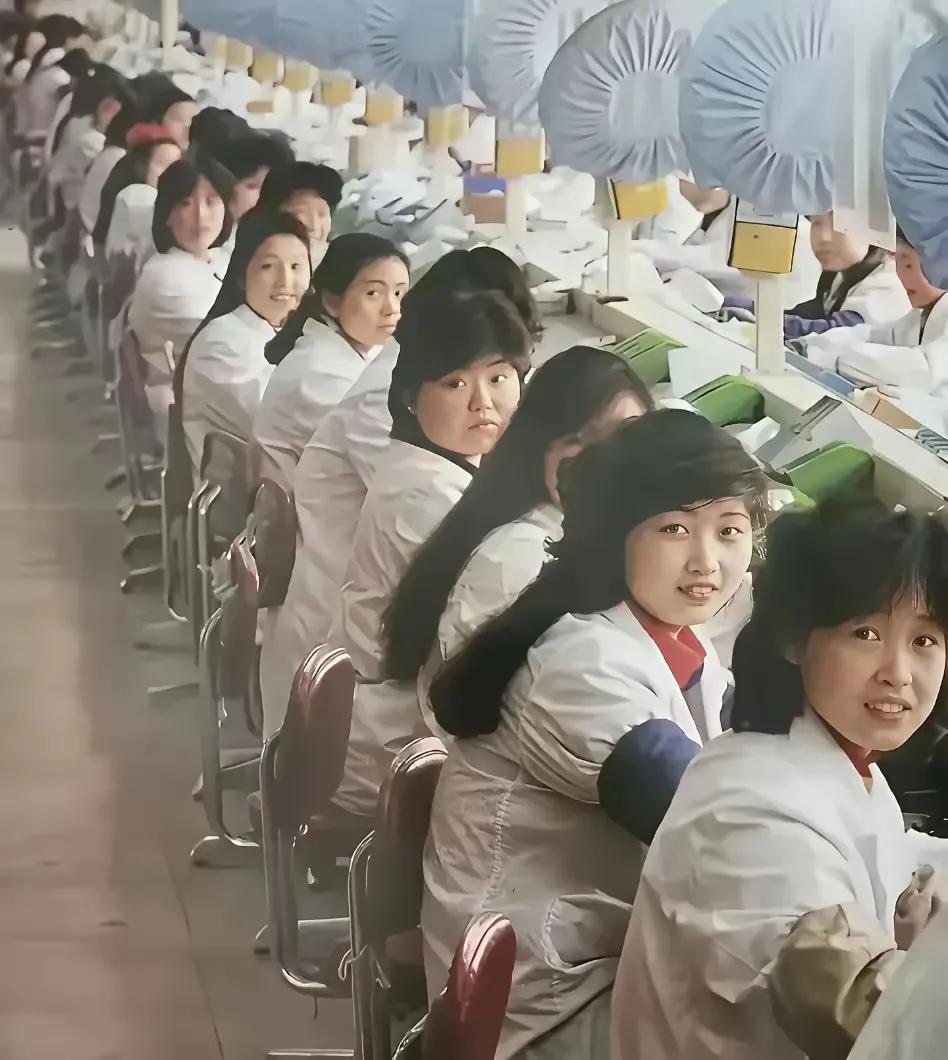 清一色女工，摄于1986年三峡电风扇工厂。80年代电风扇 电风扇加工厂 三峡电风