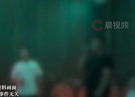 四川遂宁，00后女孩李某跟男朋友感情闹得很僵，夜里和两个朋友在KTV喝酒，中途跟