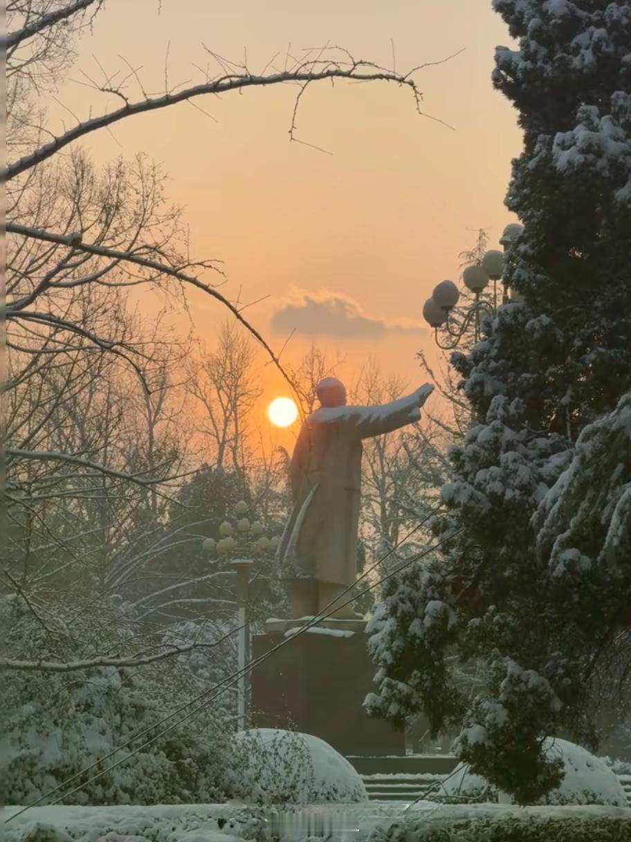 充满了人民美学的一张雪景照。什么是历史最光明的总结？这才是！朝着教员手指的方向走