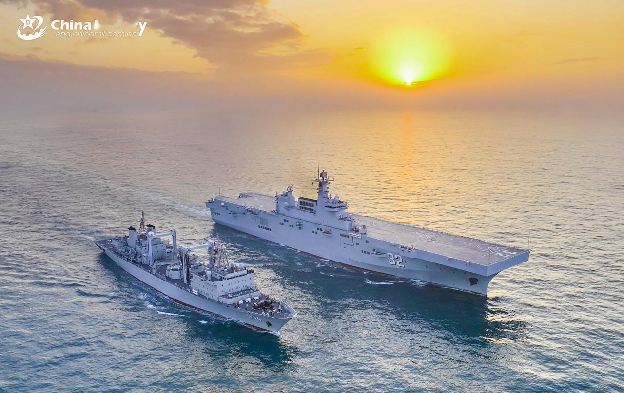 两万吨级别的大型补给舰，在075两栖攻击舰面前，就是一个小舢板！