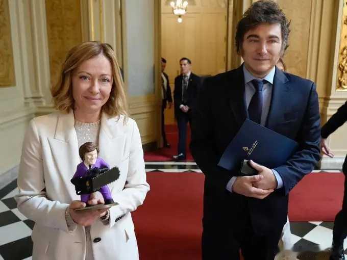 海外新鲜事 意大利总理乔治娅·梅洛尼要拍卖一大批来自世界各国的奇趣国礼收归国库，