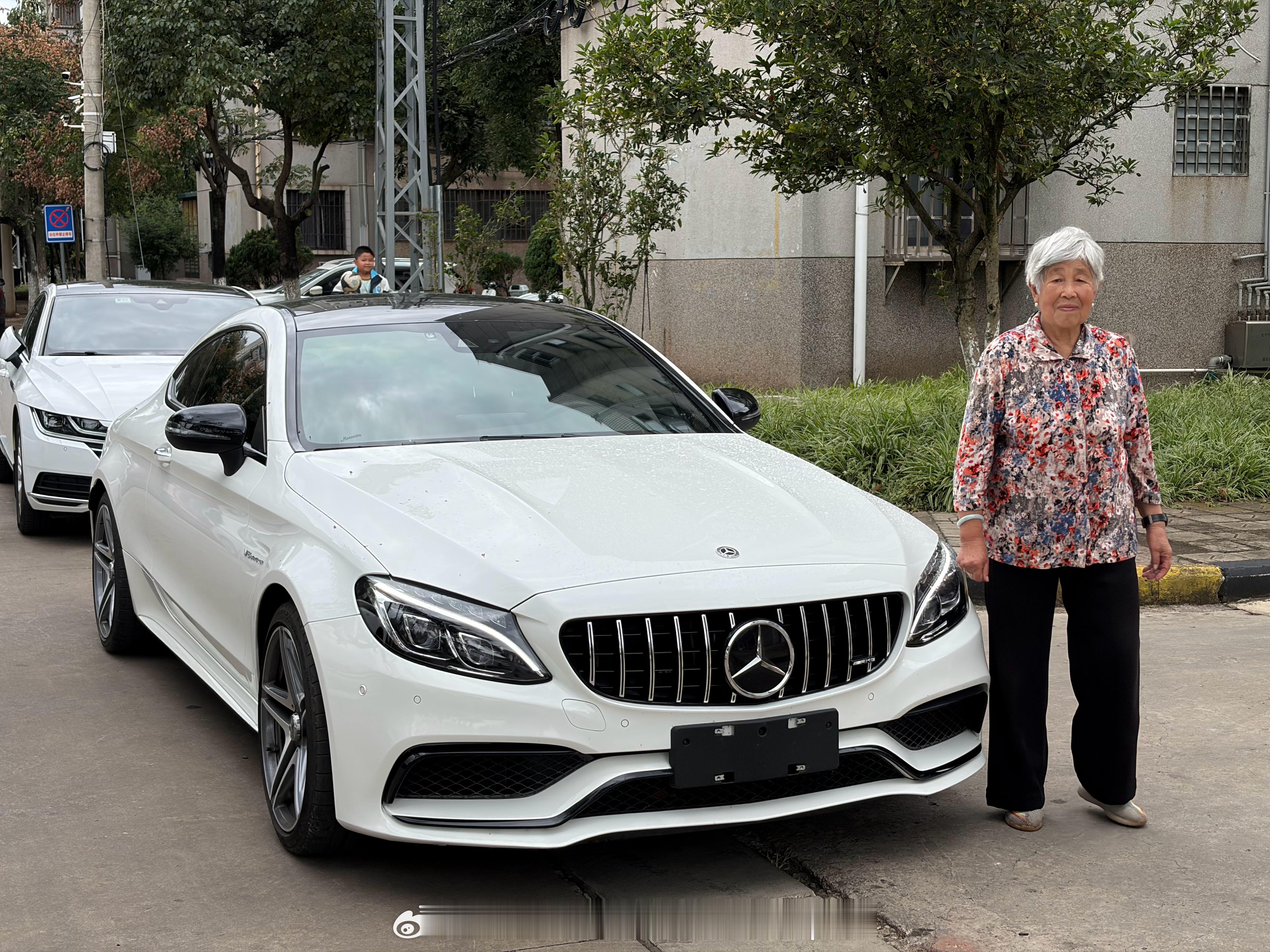 今早带外婆坐我的小63，开到小时候的老房子楼下合照，外婆开心，我也开心[哈哈] 