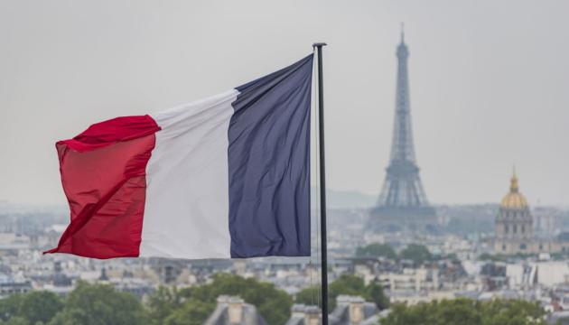据法国《费加罗报》的报道，在法国鲁瓦西地区，当地警方拘留了一名涉嫌策划恐怖袭击的