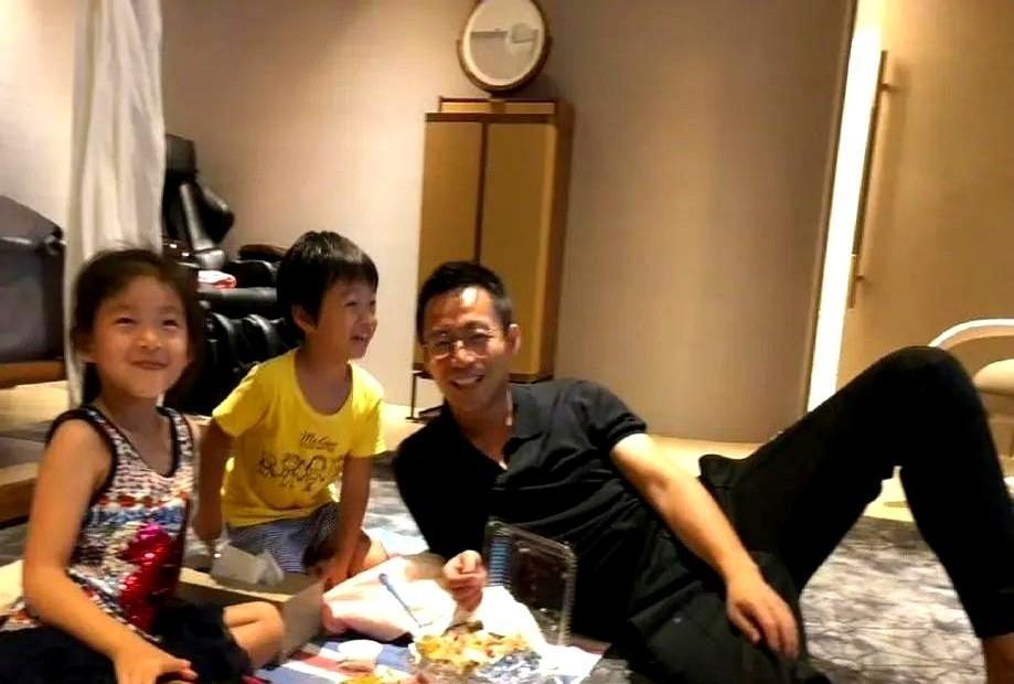 血缘的滤镜，终究抵不过一碗热汤的温度。
马筱梅的母亲，一个没有血缘关系的“外婆”