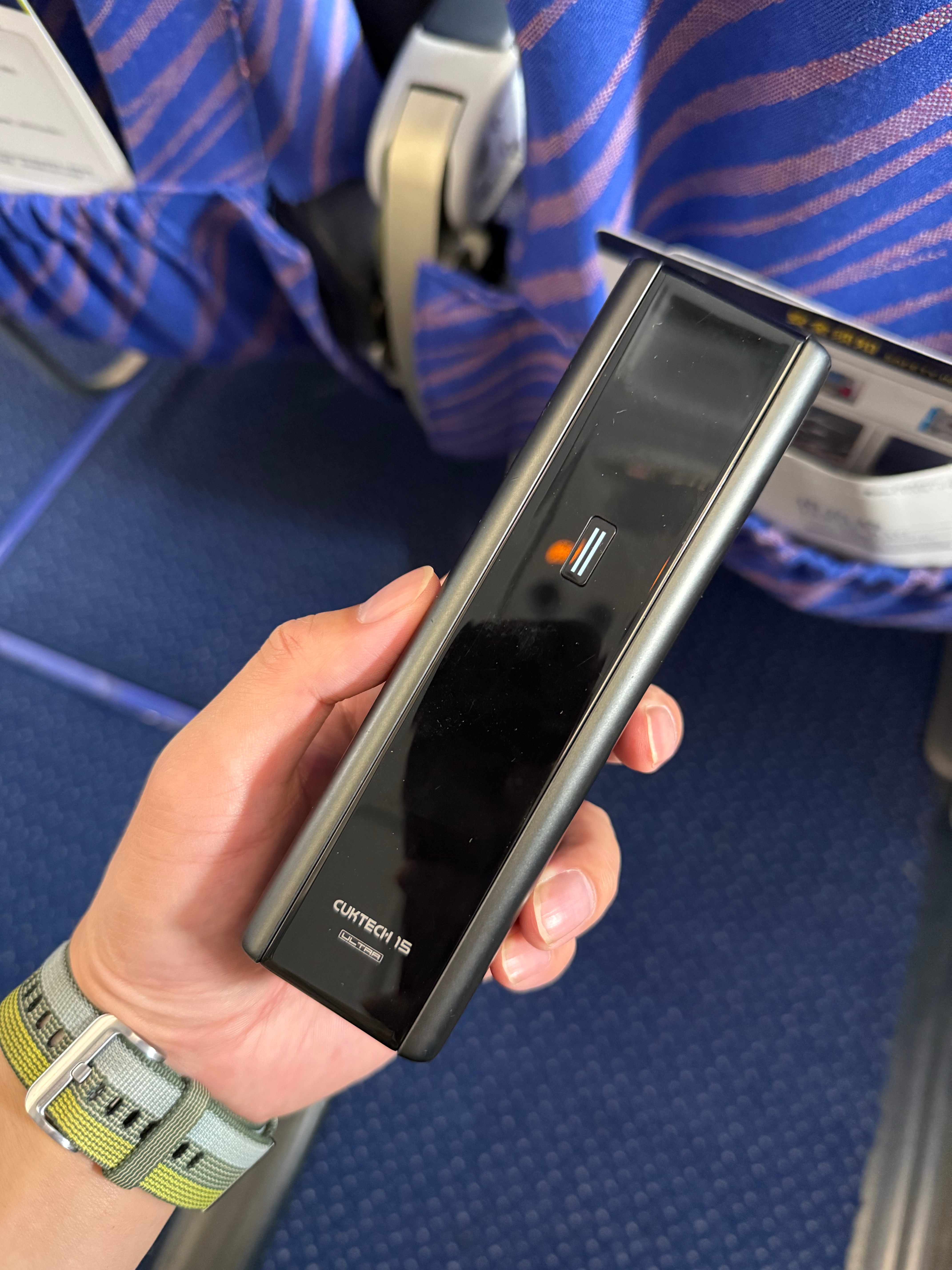 民航局现在规定行李架上不能放充电宝了吗？ಠ_ಠ必须要拿下来了吗？🤔 广州·广州