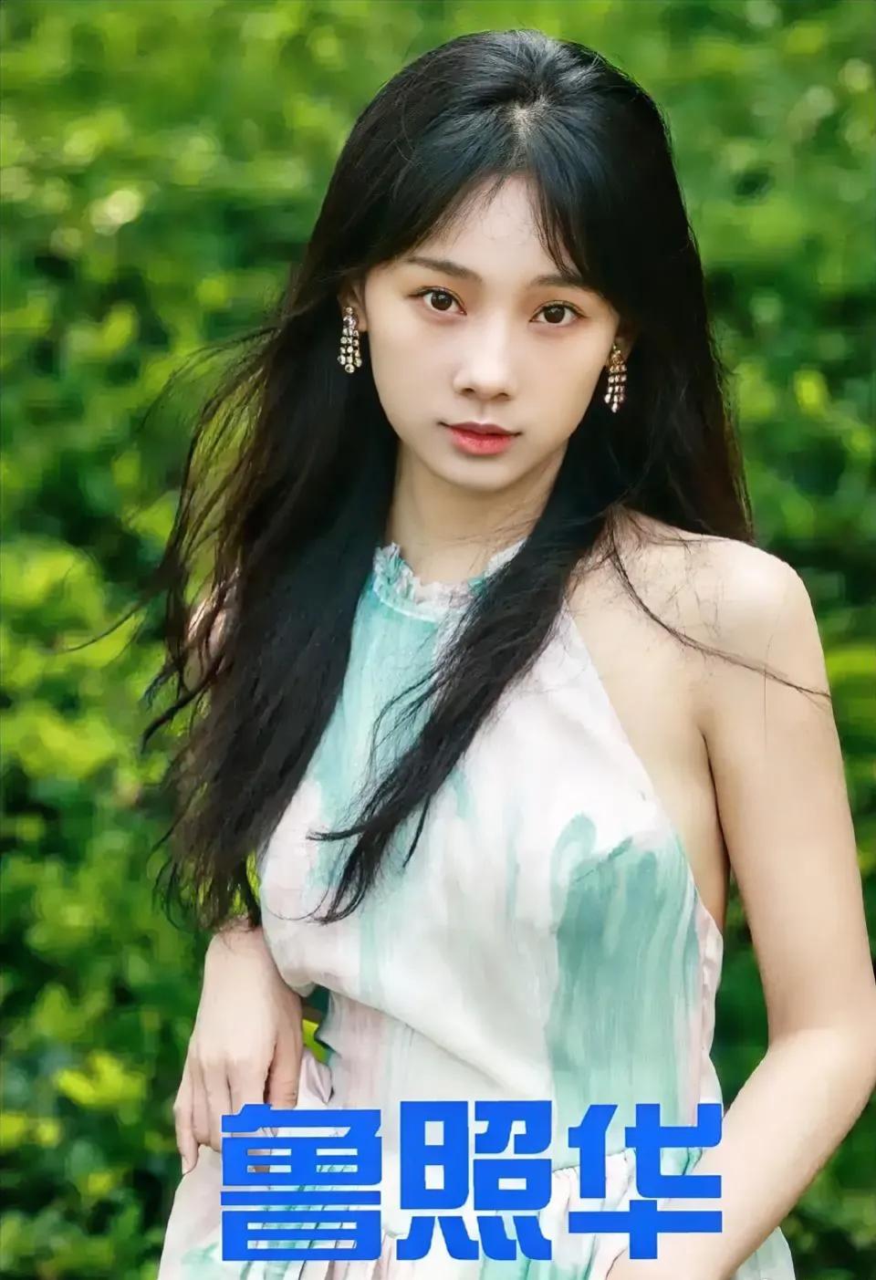 1.鹿晗捐赠了不少公益足球场，网友眼里踢球的鹿晗刚满十八岁。
2.成毅私下没那么