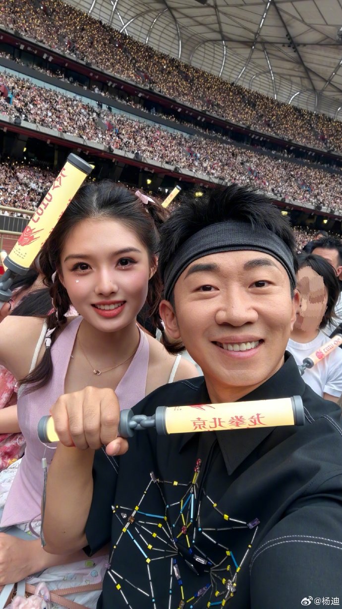 【艾米看周杰伦演唱会偶遇杨迪】 6月28日，发文表示：首看周董演唱会偶遇迪哥同日