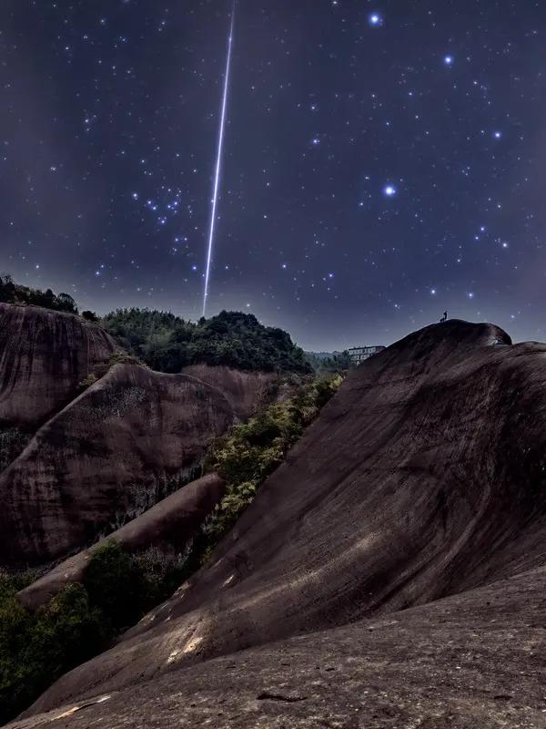 当地时间3月17日上午，一颗7吨重的流星以约7.2万公里时速划过美国俄亥俄州克利