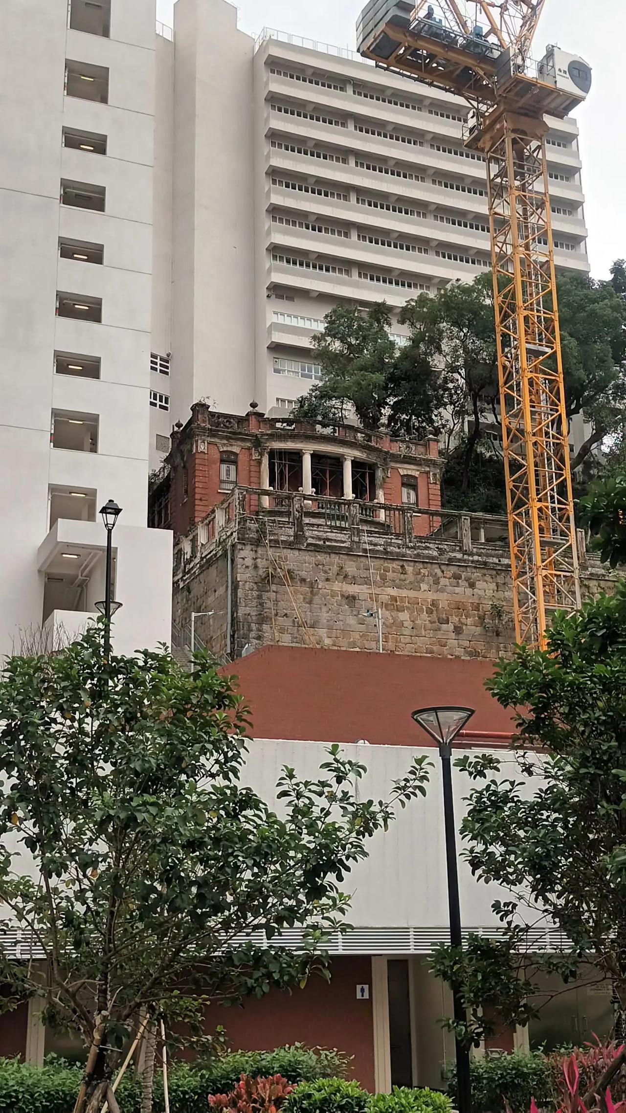 新与旧，总觉得香港在老旧社区重建的同时，注意留存修缮有历史价值的老建筑，今天是从