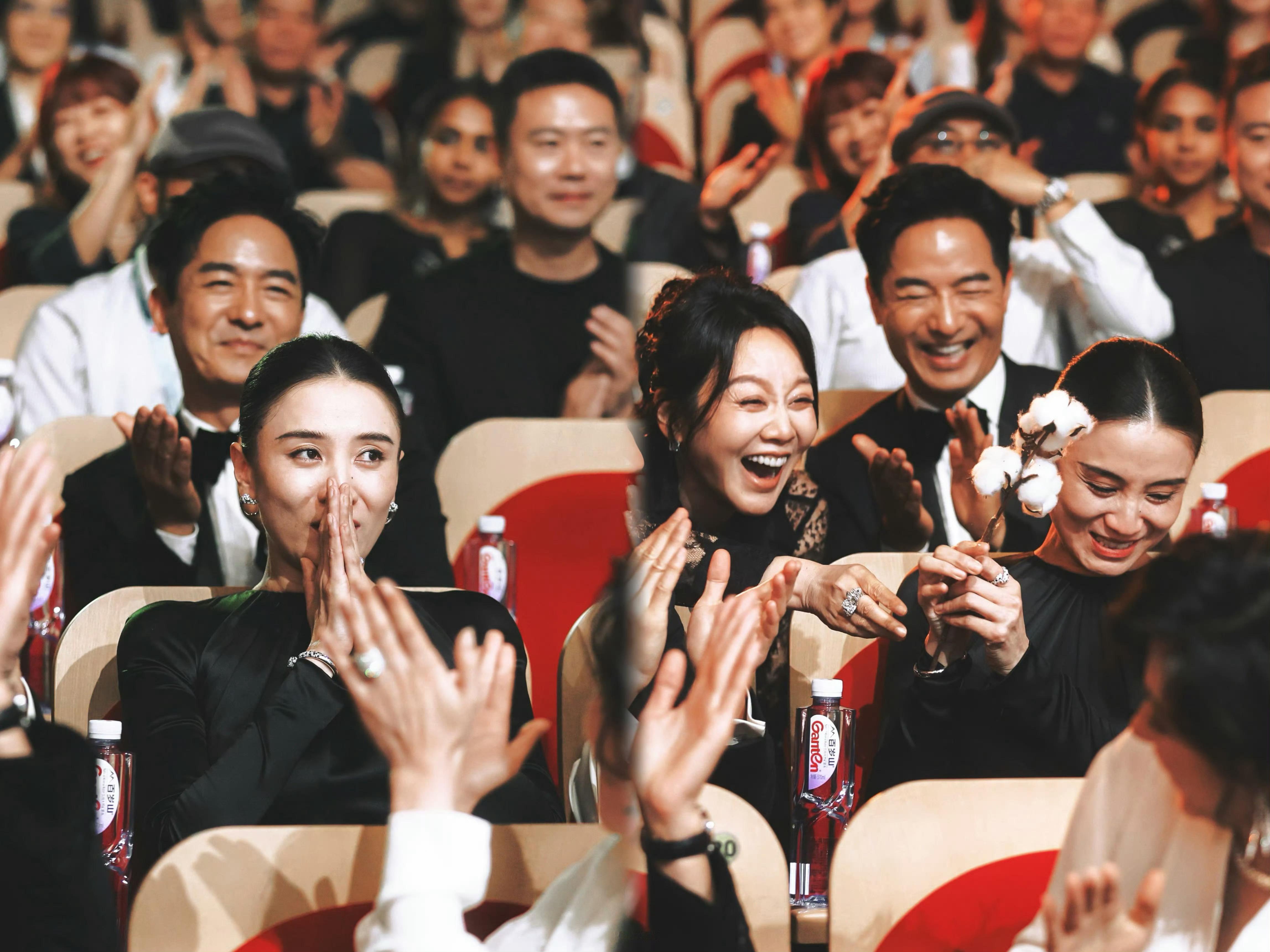 中女时代白玉兰神图祝女演员们好 【闫妮×宋佳】今夜如此迷人，女性与有荣焉。   