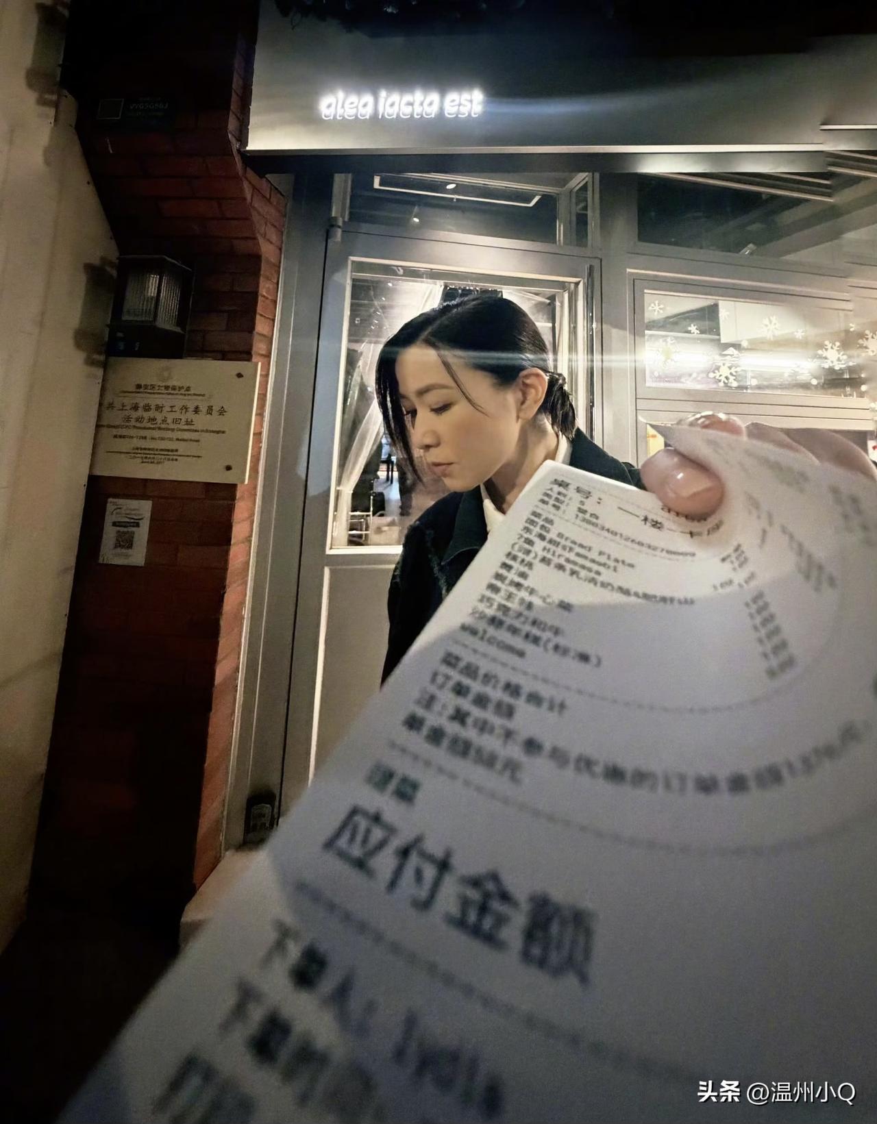 佘诗曼上海探店，吃了一桌子精致漂亮饭，这美食让人垂涎三尺。都说认真的女人最美，但