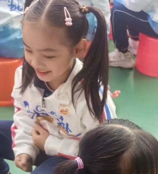 米米下周要执勤，每天早上7点50要到学校。孩子说，妈妈我要每天6点起来！刚看了通