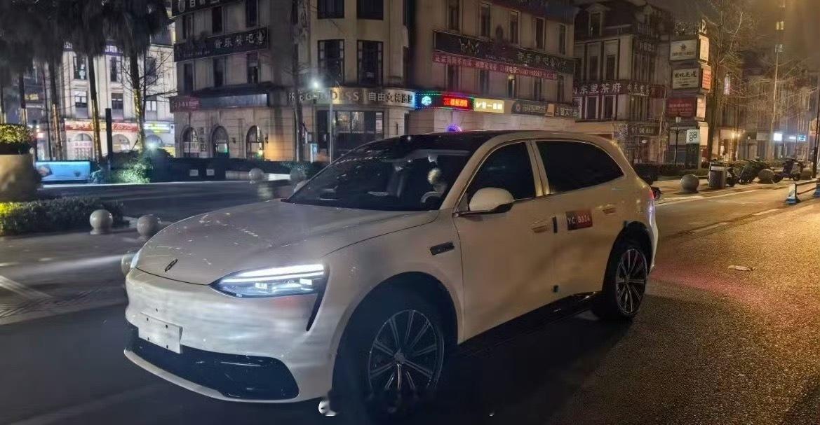 问界M6实车图这就来了白色………不太好看的样另外M6一上，线上各种对比Cayen