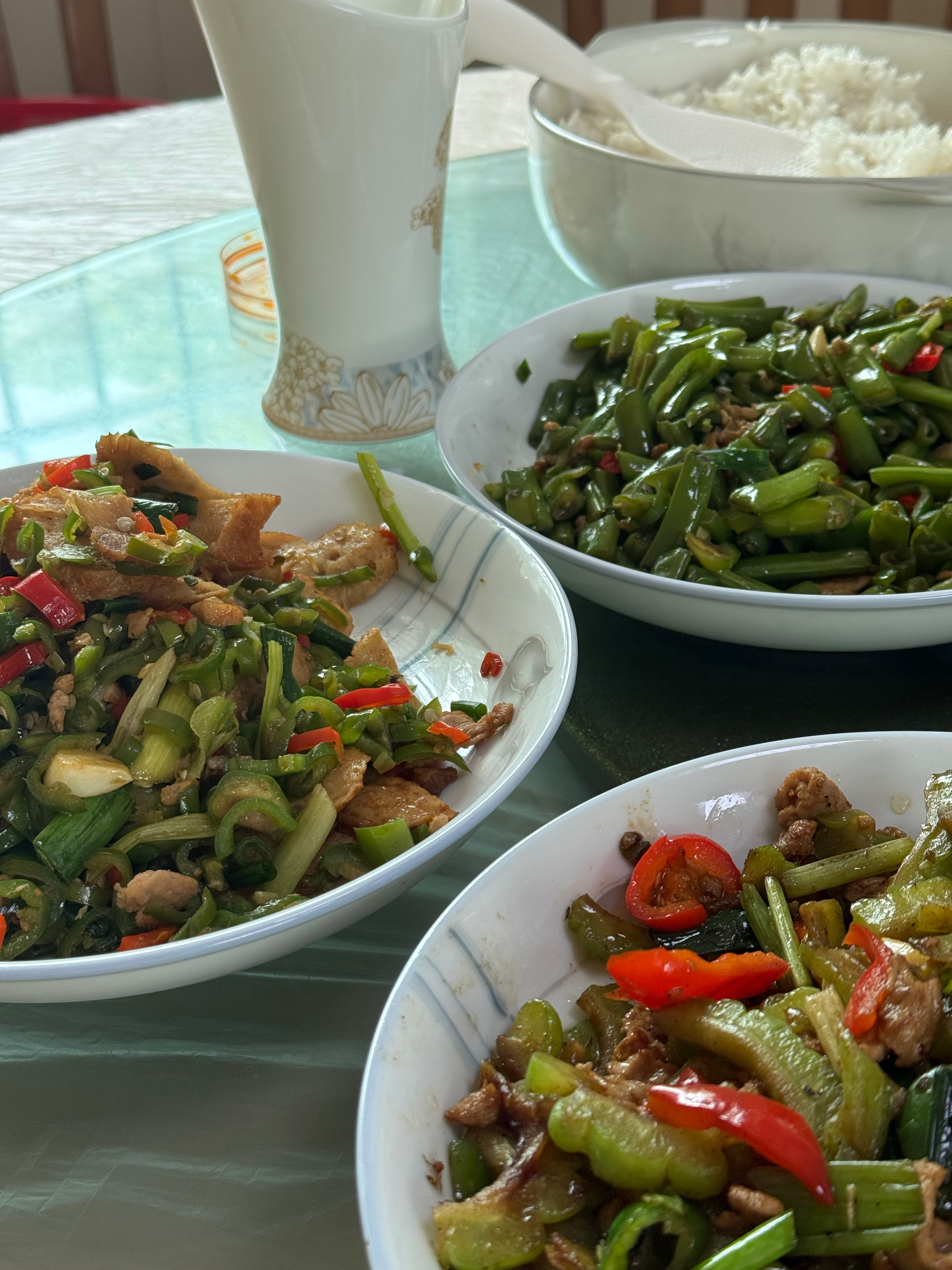 今日奔赴工厂，午餐工厂食堂，很美味，锐评一下