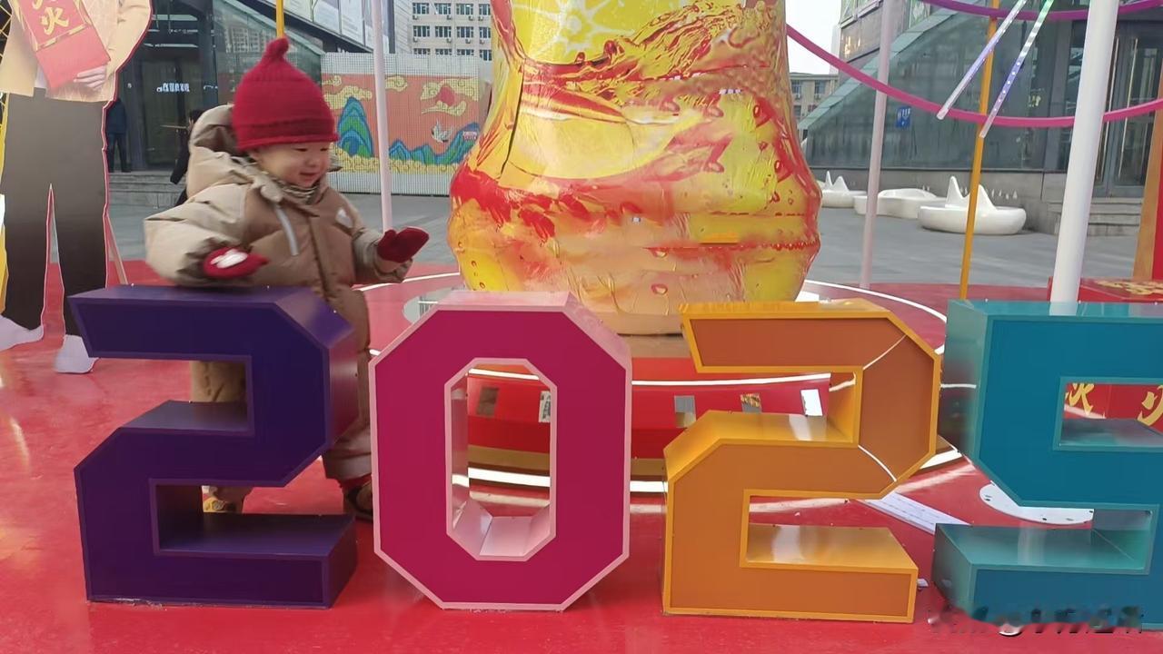 梁东方
过年了，阖家团圆。时间好像突然停顿了，没有其他事情缠绕，没有必须要办的事