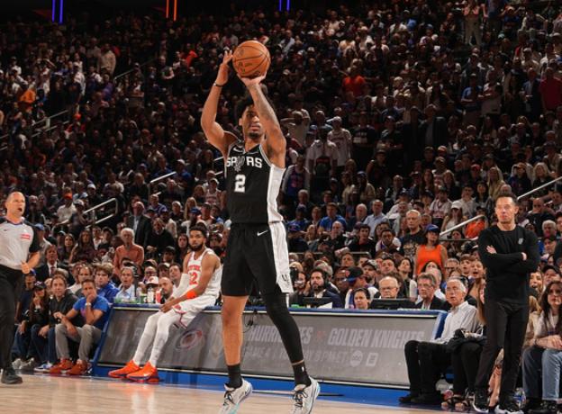 NBA总决赛，尼克斯对阵马刺的G4比赛中，出现了非常奇葩的一幕。第四节比赛还剩下