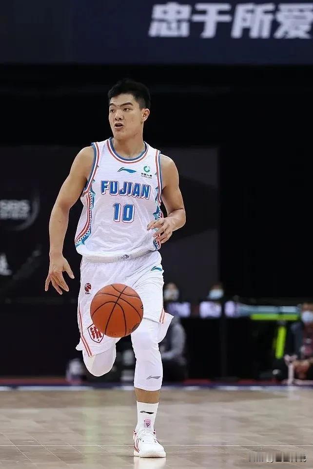 “飞来侠”黎伊扬


广东清城飞来侠，
篮球后卫伊扬声。
厦门大学篮球生，
助攻