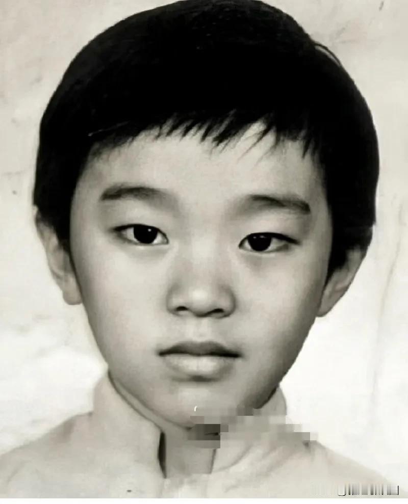 我来揭开答案了是周星驰，大器晚成的典型，因为长相不帅气，出道八年都只能跑龙套，9
