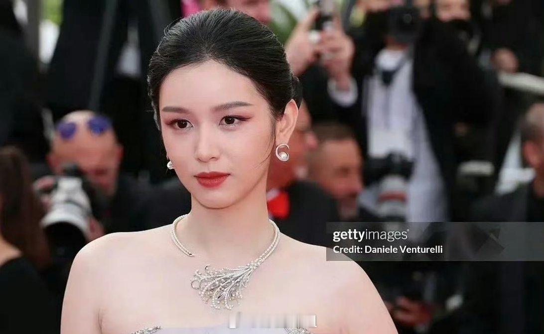 近期95花的活动生图来了，有虞书欣、周也、张婧仪、王楚然，客观评价一下，谁的状态