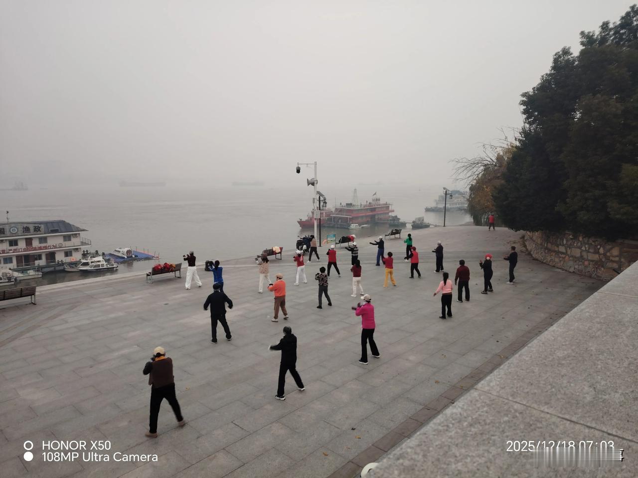 晒图笔记大赛2025年12月18日长江岸边晨练打卡分享运动