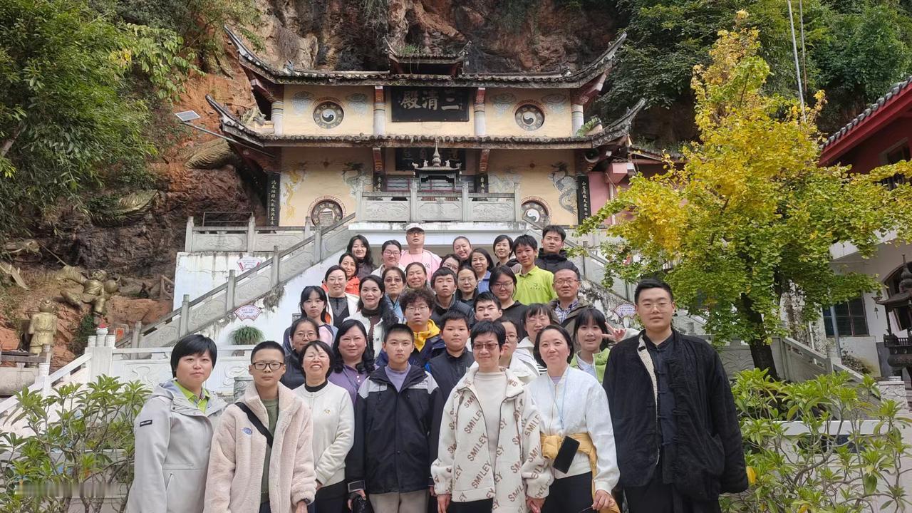 大家有没有想过中国最新一代出生的人，都没见过钱长什么样子？
他们分不清楚真的人民