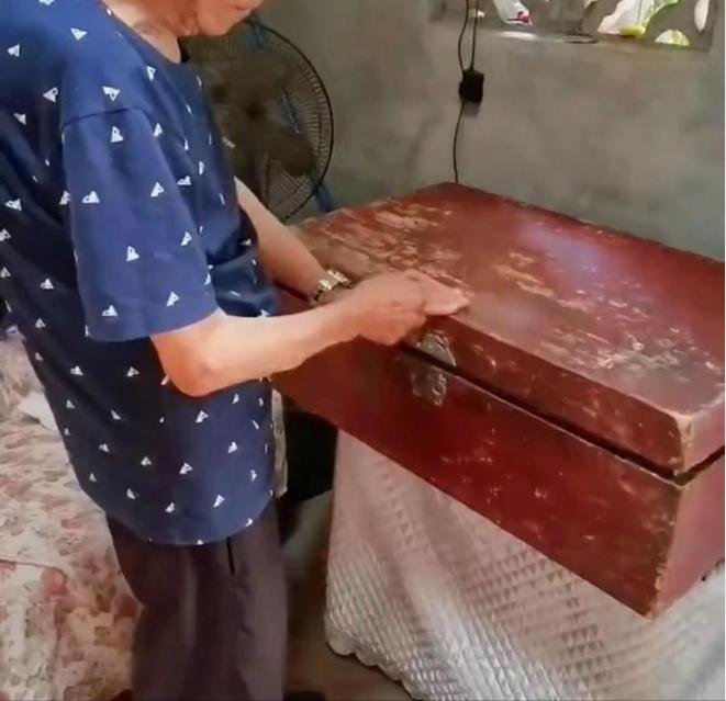 福建，一女子准备结婚，不料，出嫁前一晚，奶奶悄悄将她拉进屋里，搬出个箱子，说要给