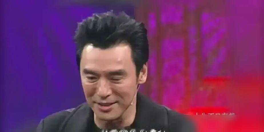 74岁的钟镇涛，接到母亲离世电话时，正在厨房里择菜。

之前只知道他早年遇上金融