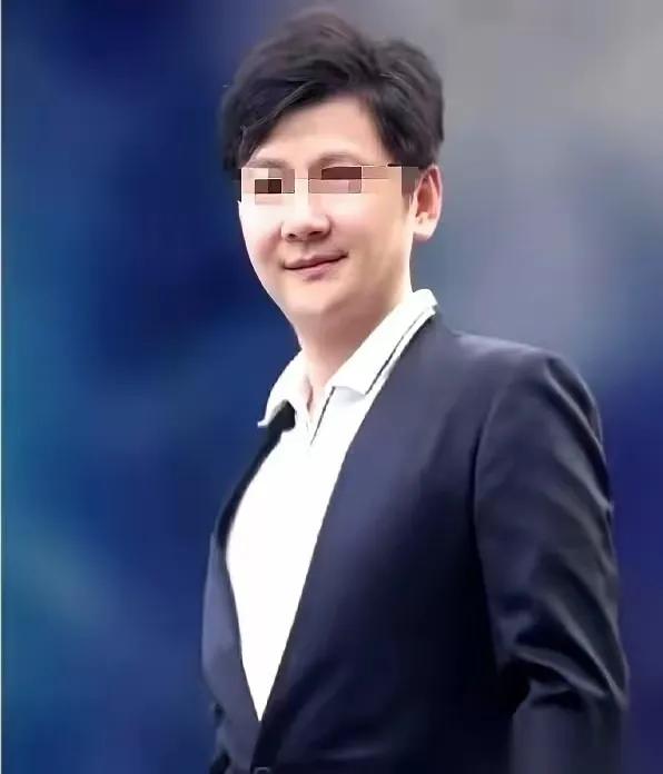 简直离谱到家了！
 
好好走在人行道上都能被撞，还是被自己学校的老师开宝马撞的，