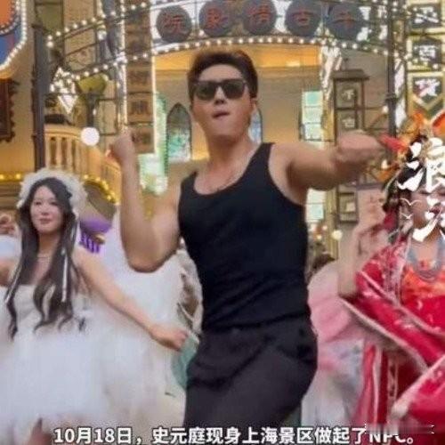 35岁中戏男神景区扮侠客！演过爆款剧却种地陪爬，这人生太戳人
 
上海景区那侠客