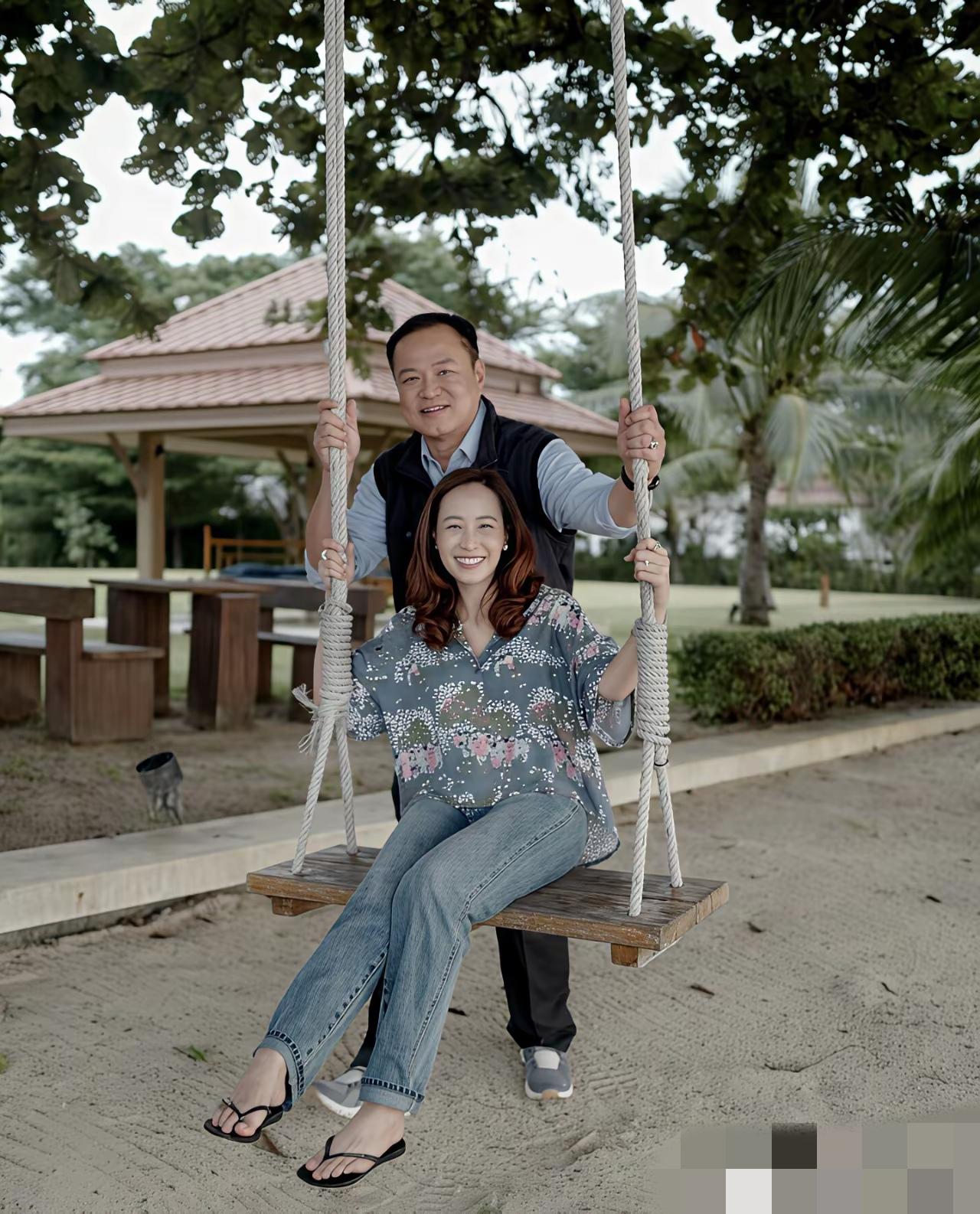 泰国总理阿努廷和新婚不久的漂亮妻子塔南农，两人又回到了真正的家乡，他们的祖籍都是