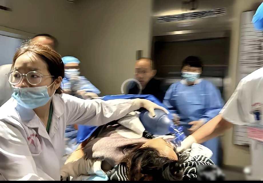 广东一男子在医生宣布母亲停止呼吸后半个小时，流泪恳求医生继续抢救。


四月的一