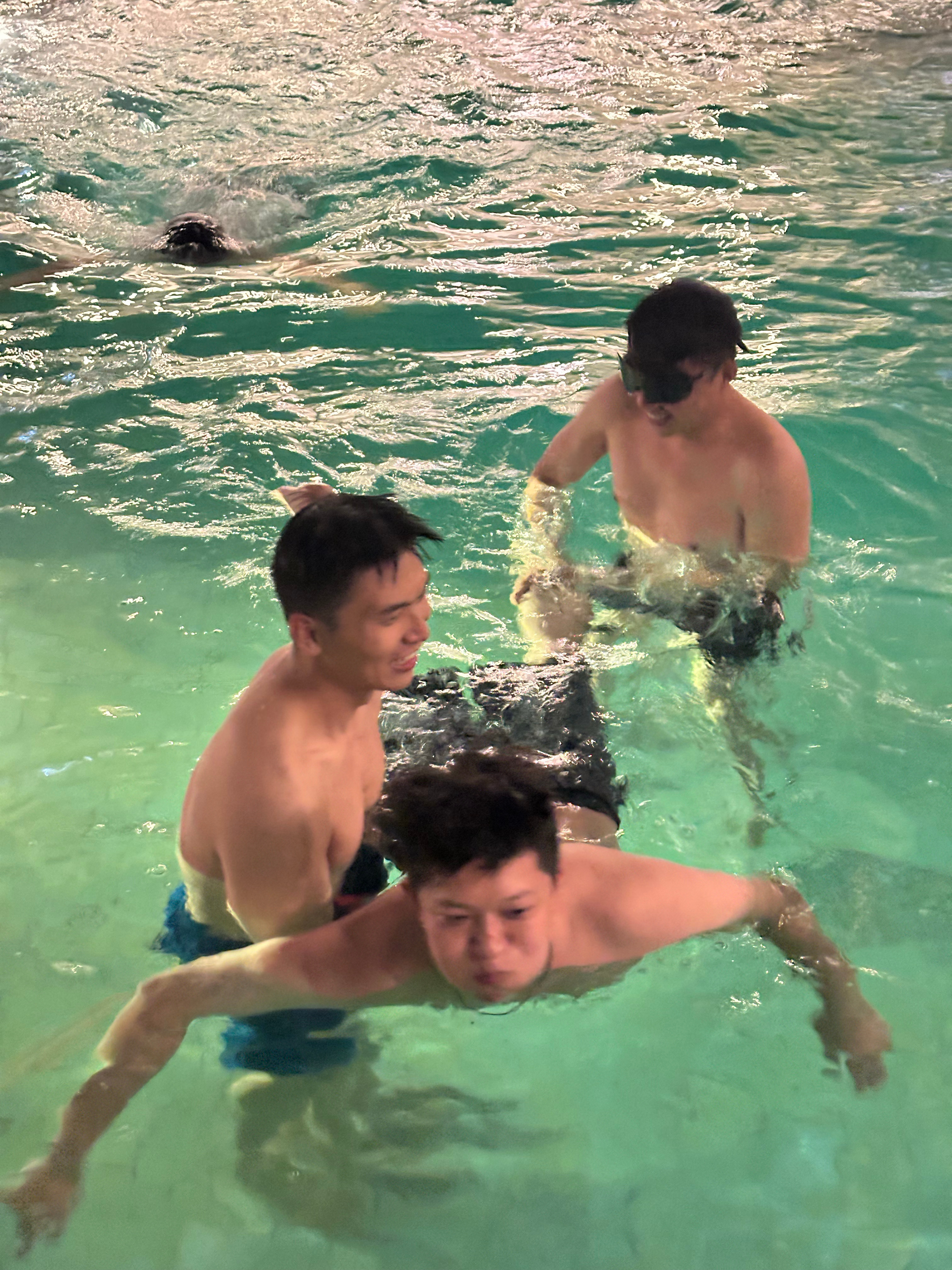 《天宝学游泳》我知道这个画面你们可能不信但真的是在学习游泳[doge]  ​​​