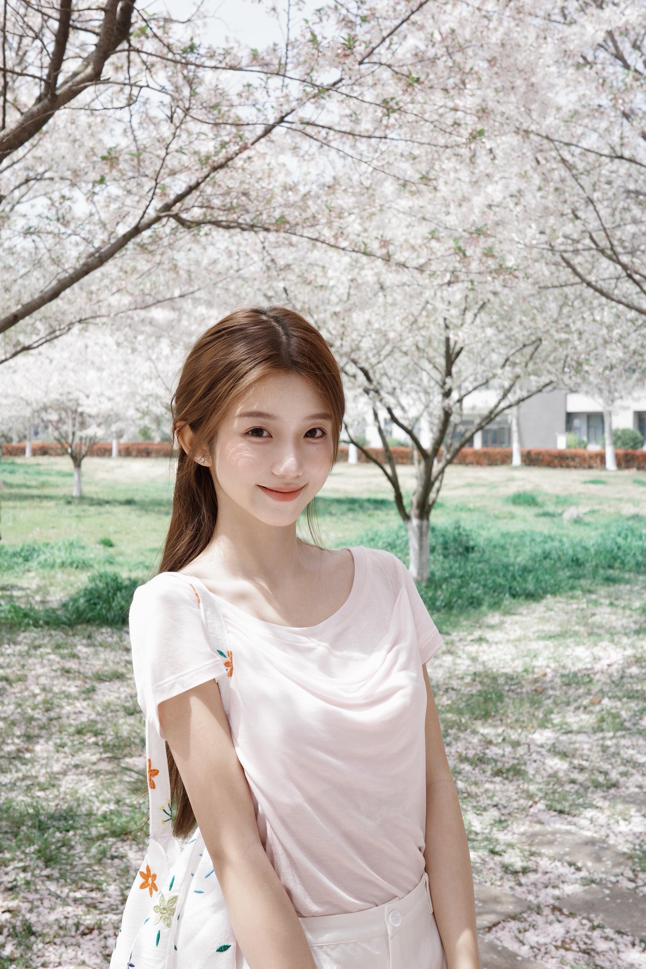 樱花树下谁站都美。