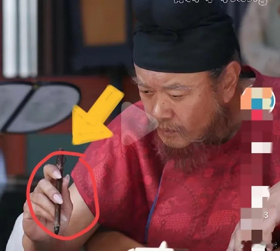 《长安的荔枝》里有个画面，真是让我鸡皮疙瘩都起来了！一开始我还琢磨着，这些老头咋