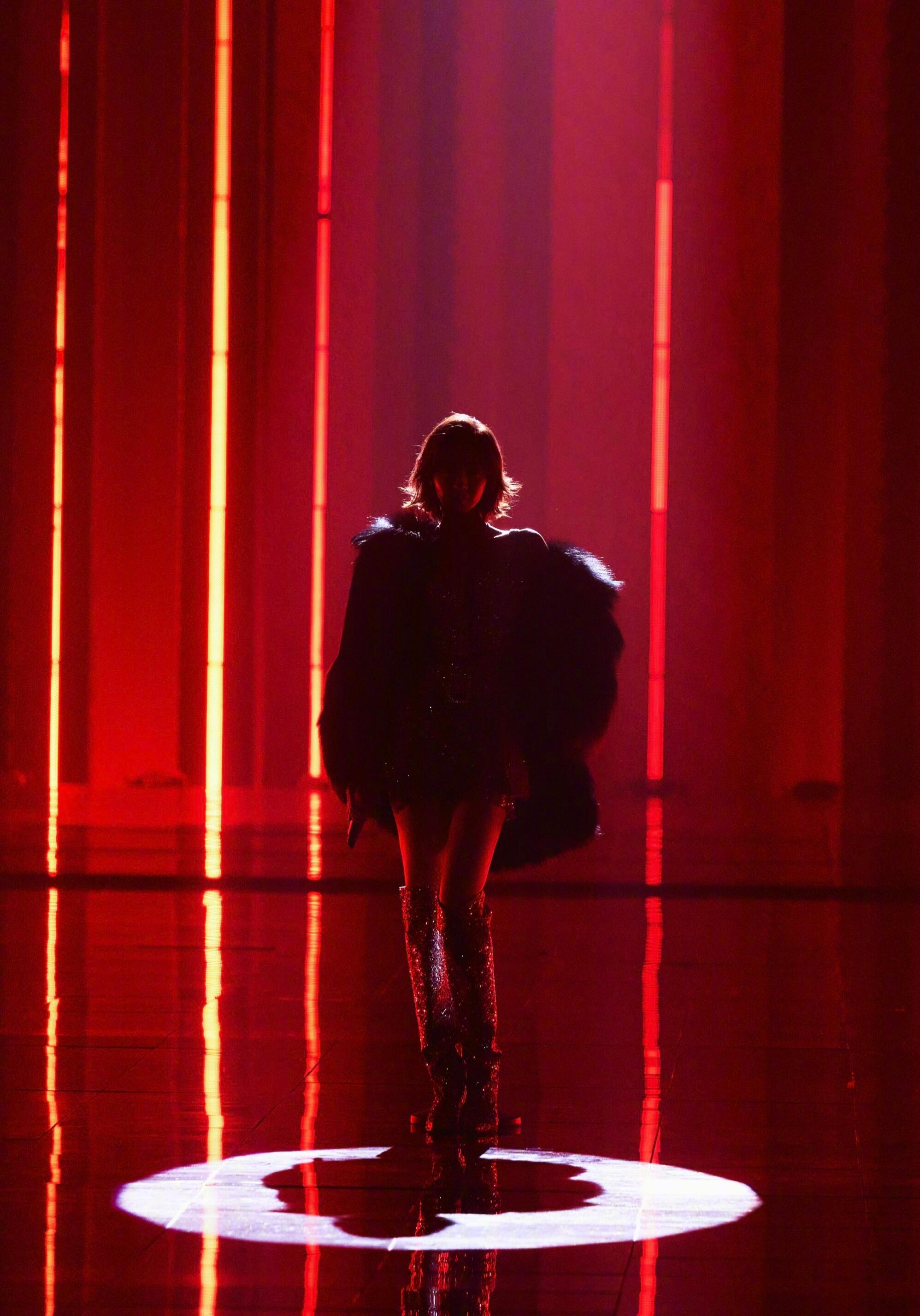 唐艺昕袜子都跳破了唐艺昕我们腿都跳肿了袜子都跳破了 腿肿、袜破，全是热爱的痕迹！