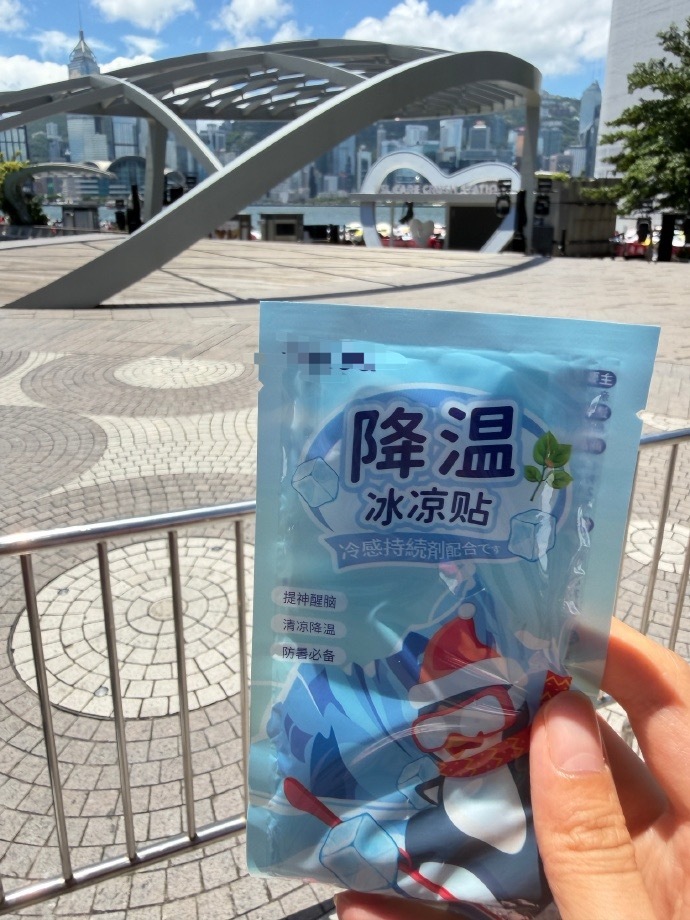 肖战肖战香港线下活动肖战ysl护肤全球代言人 据说现场在派发水和降温贴！好贴心！